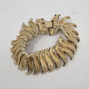 Vintage coro bracelet w/safety chain pegasus gold tone.